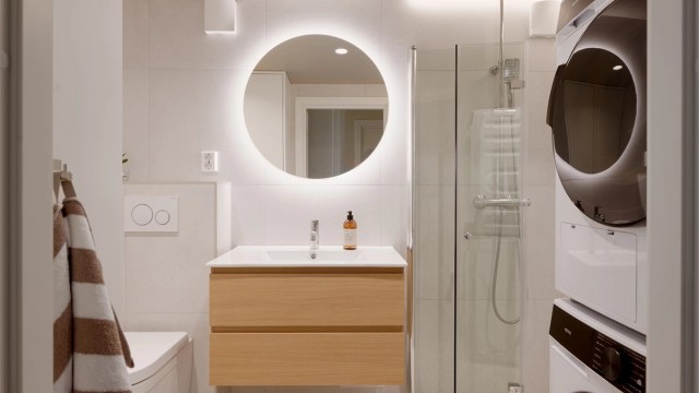 Et bad som spiller på lag med hverdagen: gode løsninger, deilig dusj og et uttrykk som holder pulsen nede. Hele badet ble bygget nytt i 2025, så her kan du bare flytte rett inn i hverdagsluksusen.