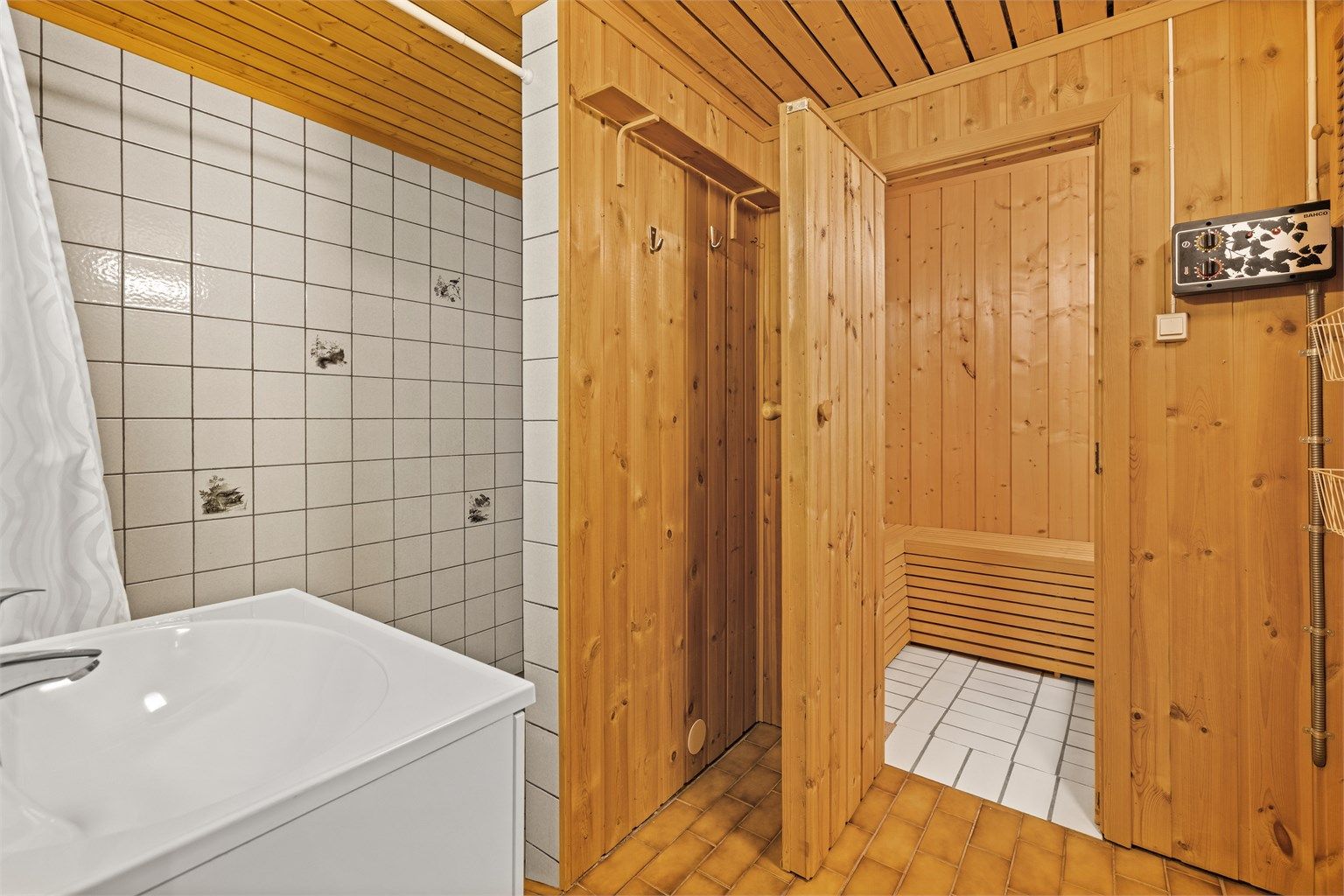 Fra badet i underetasjen er det adkomst til en badstue.