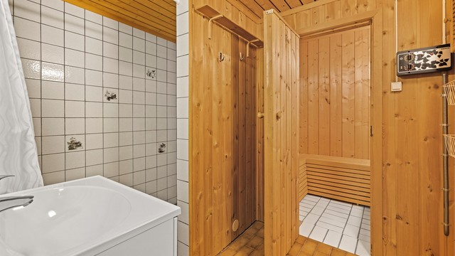 Fra badet i underetasjen er det adkomst til en badstue.