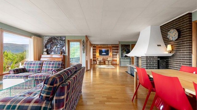 Åpen og sammenhengende stueløsning med overgang til biblioteket.