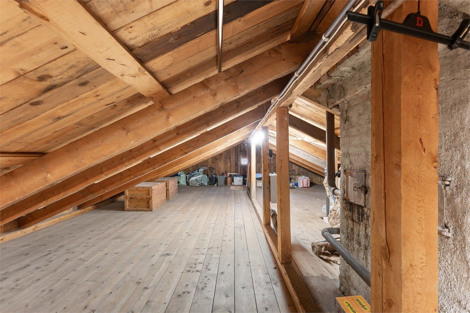 Uisolert loft med tregulv gir svært gode lagringsmuligheter.