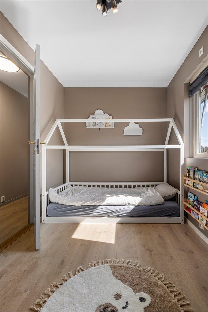 1. etasje/hovedetasje har fire romslige soverom. 