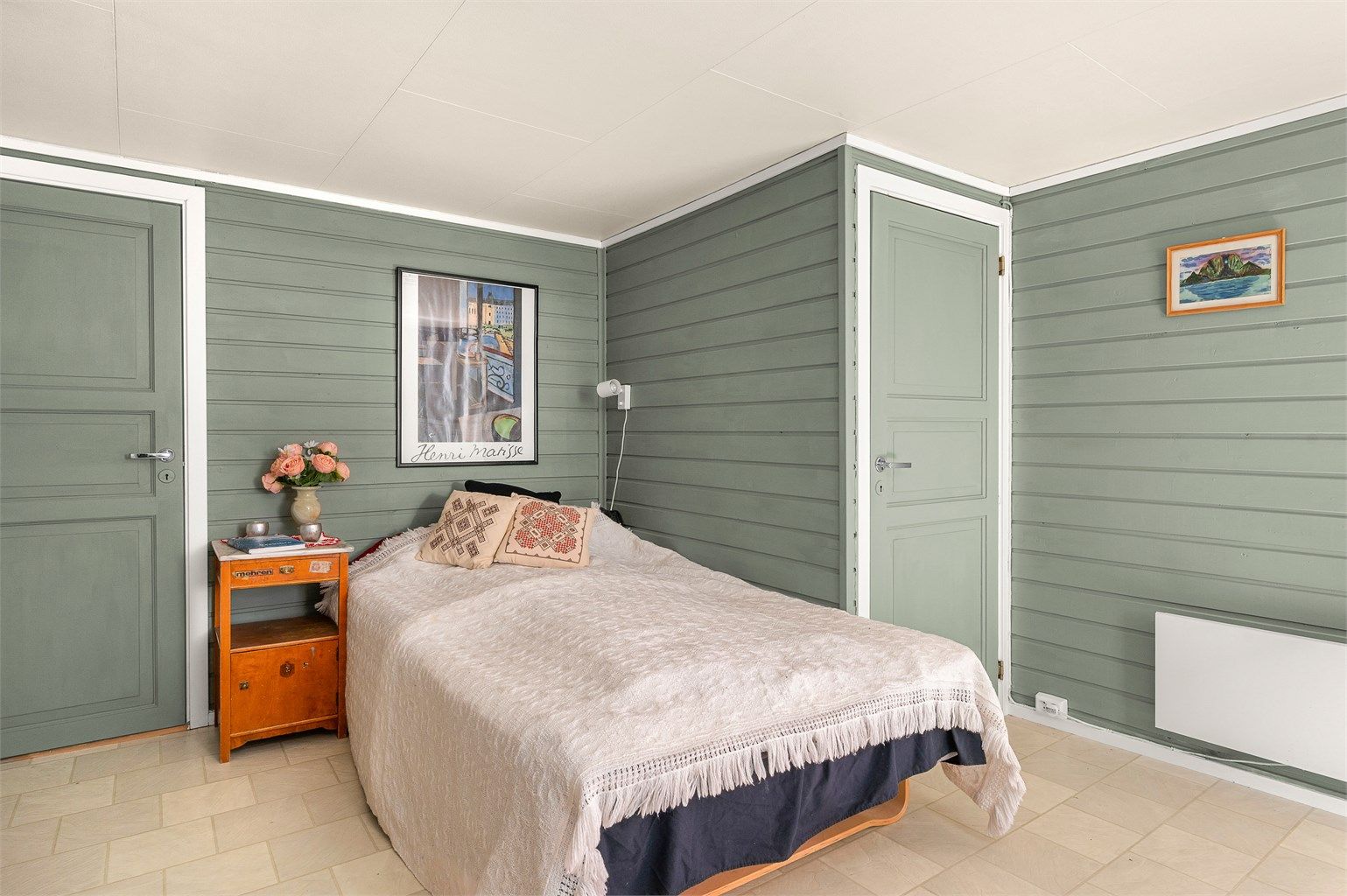 Soverommet er opprinnelig byggemeldt som uthus og dermed ikke godkjent for varig opphold. Kjøper overtar alt ansvar, eventuell kostnad og risiko forbundet med dette.