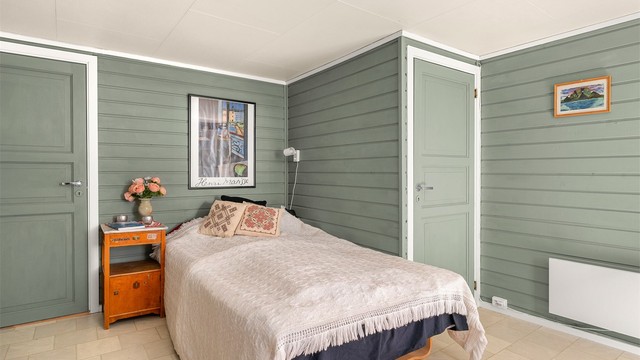 Soverommet er opprinnelig byggemeldt som uthus og dermed ikke godkjent for varig opphold. Kjøper overtar alt ansvar, eventuell kostnad og risiko forbundet med dette.