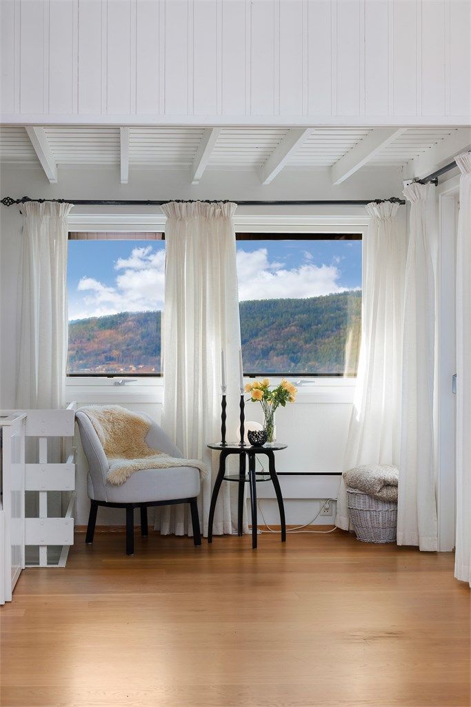 En hyggelig krok i stuen med plass for en god lesestol.