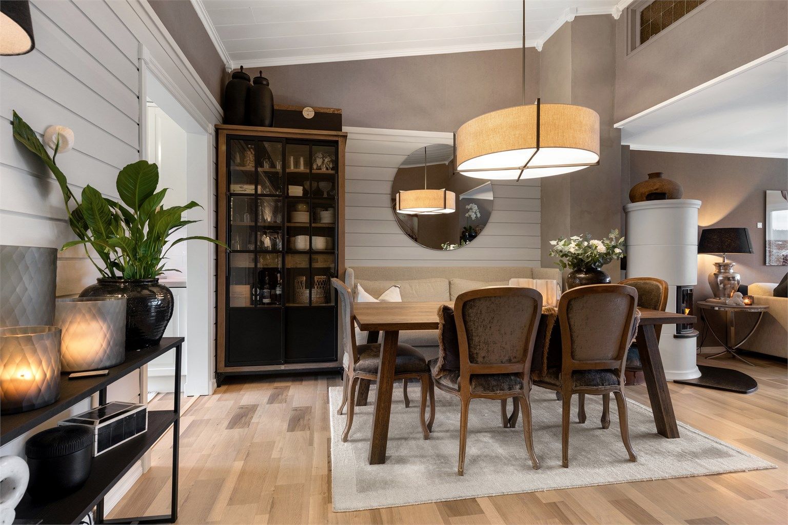 Spisestuen har god plass til et stort spisebord for hyggelige sammenkomster