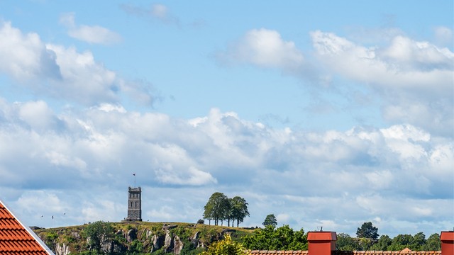 Leiligheten har en attraktiv beliggenhet på Solvang i Tønsberg, i et rolig og veletablert boligområde