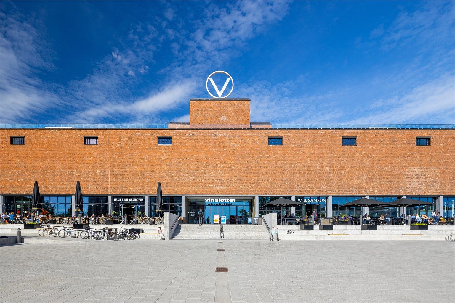 Det er kort vei til Vinslottet med blant annet matbutikk, apotek, Jysk og serveringssteder som Hasle Linie Gastropub.