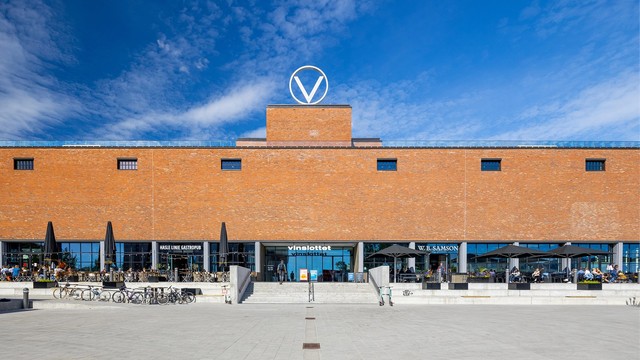 Det er kort vei til Vinslottet med blant annet matbutikk, apotek, Jysk og serveringssteder som Hasle Linie Gastropub.
