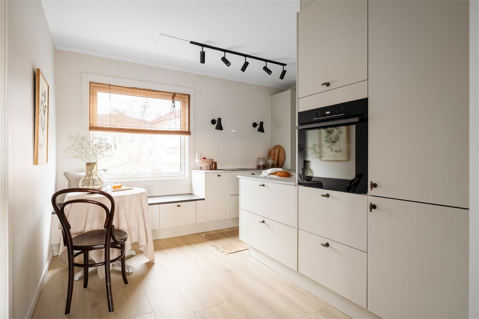 Kjøkkenet har delivis åpen løsning inn mot stuen skaper godt med gjennomgående lys og ett meget sosialt rom