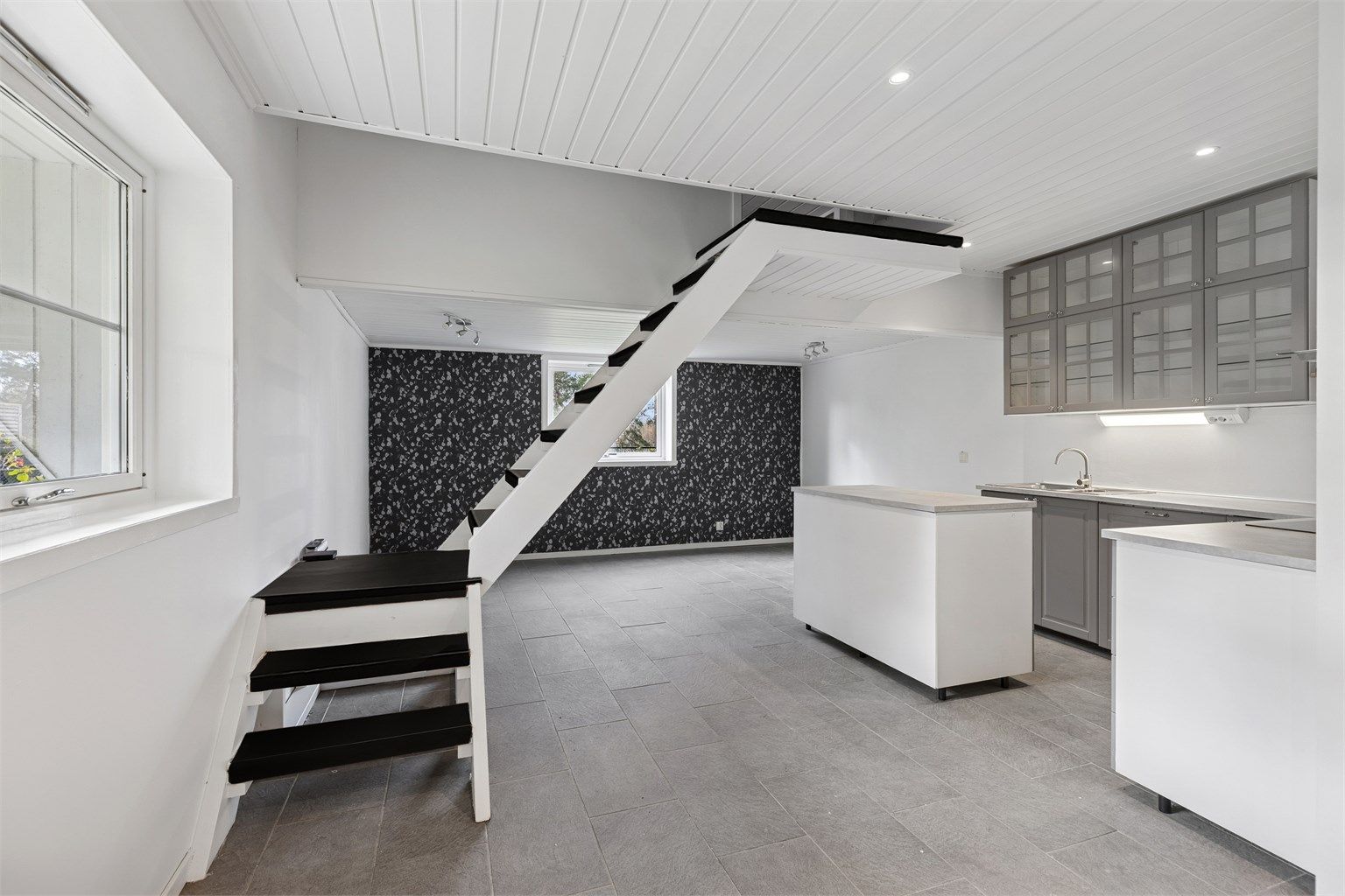 Annekset er bestående av en hyggelig stue, kjøkken, rom i 2.etg og et bad