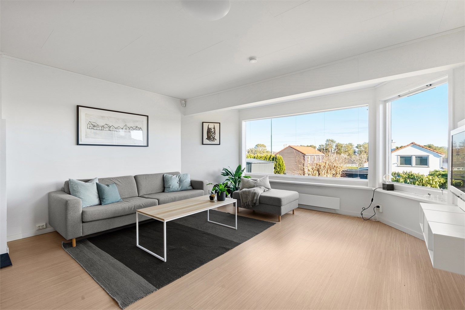 Stuen er bygd ut fra originalt. Gode møbleringsmuligheter.