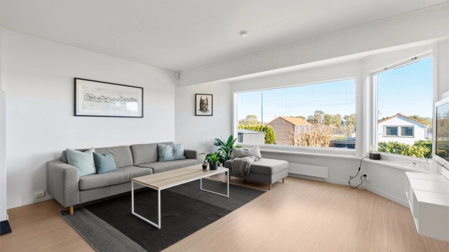 Stuen er bygd ut fra originalt. Gode møbleringsmuligheter.