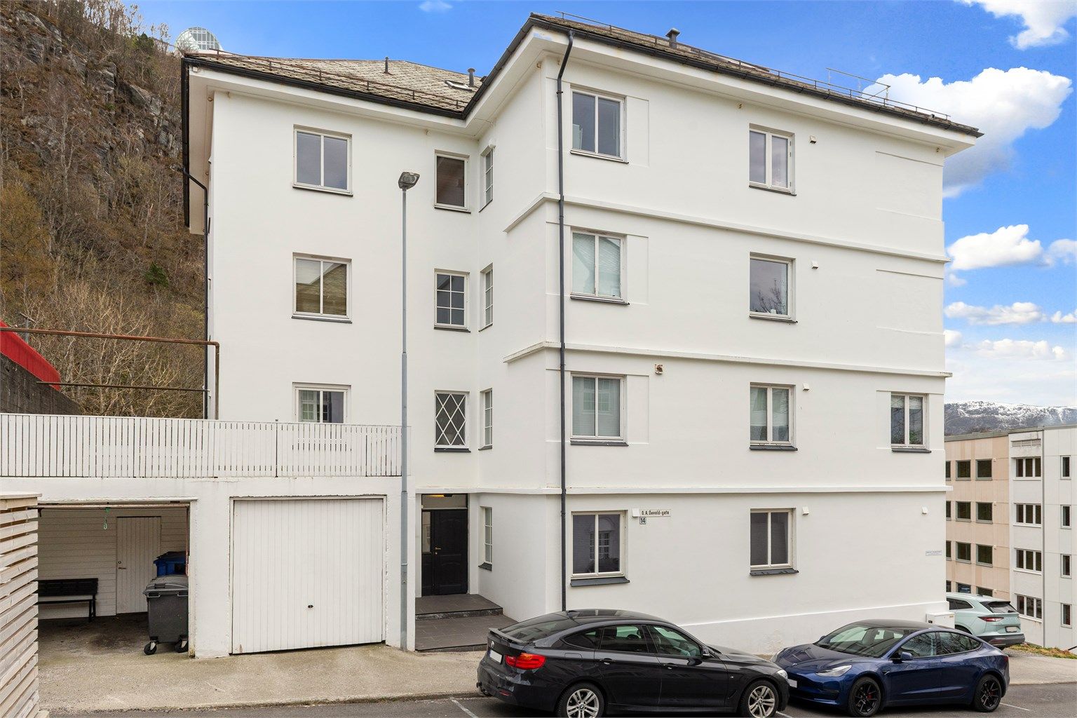 Adkomst til leiligheten skjer via felles trappeoppgang med porttelefon.