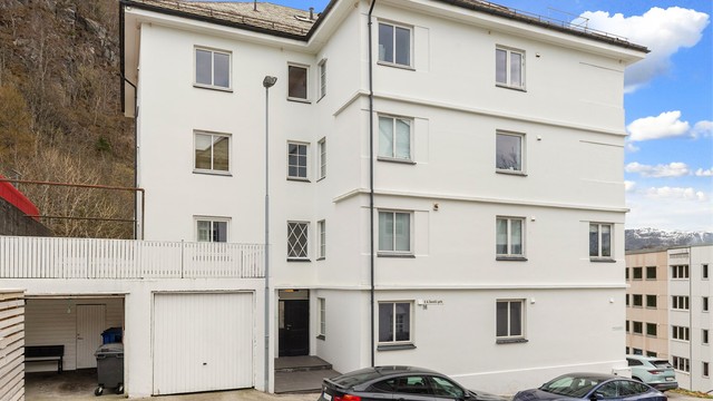 Adkomst til leiligheten skjer via felles trappeoppgang med porttelefon.