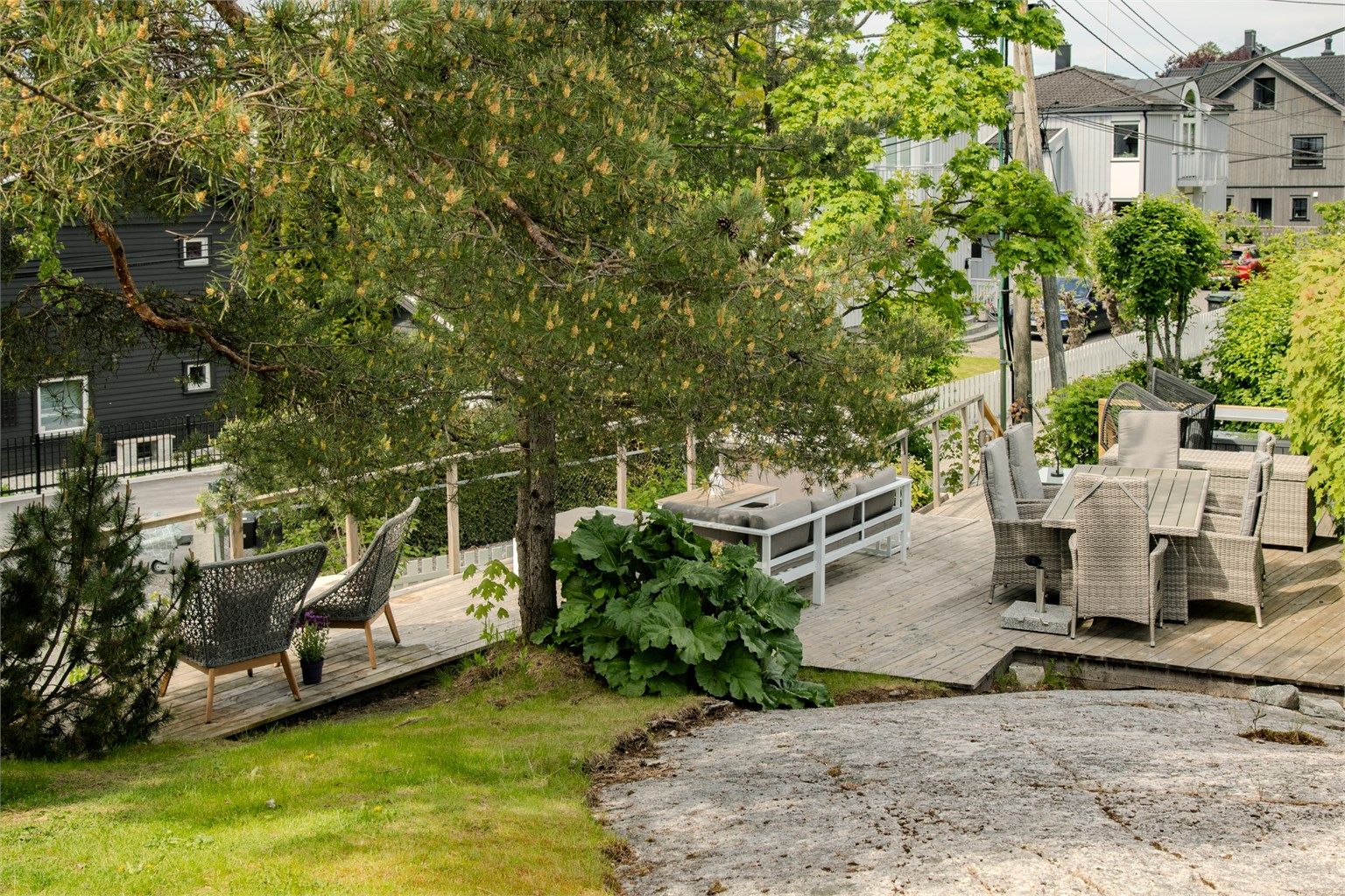 Hagen strekker seg over to nivåer, med flere plattinger og grøntarealer som gir varierte bruksmuligheter.