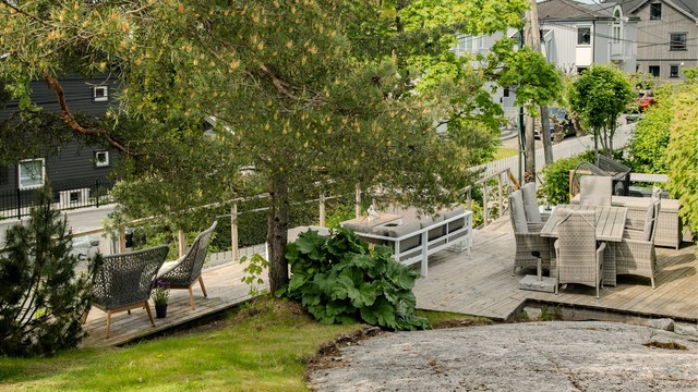 Hagen strekker seg over to nivåer, med flere plattinger og grøntarealer som gir varierte bruksmuligheter.
