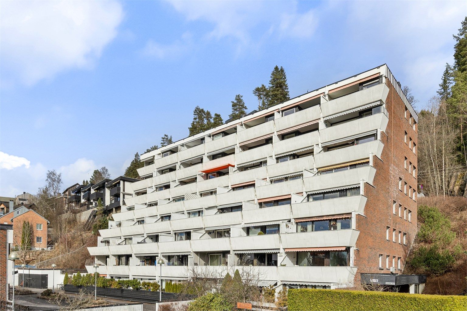 Leiligheten i toppetasjen (8. etg.) har terrassene nr. 2 og 3 fra høyre