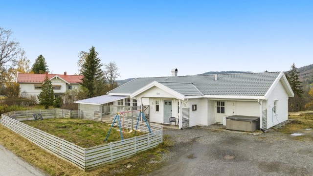 Krogsveen v/ Kine Johansen Ruud presenterer Vålaugsvegen 134 - En innholdsrik enebolig i et sentralt boområde i Maura