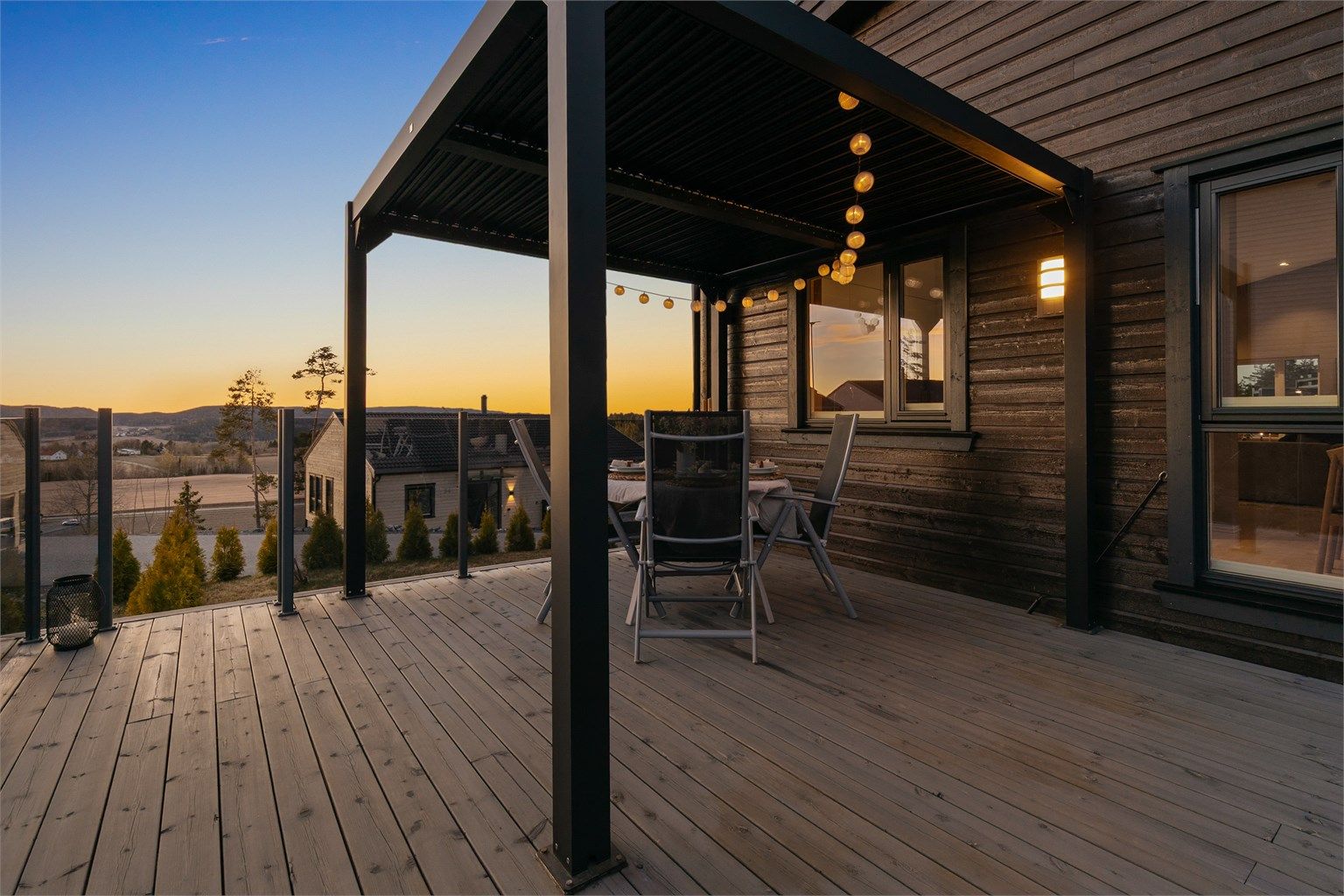 Den overbygde spiseplassen gjør at terrassen kan brukes uavhengig av været.