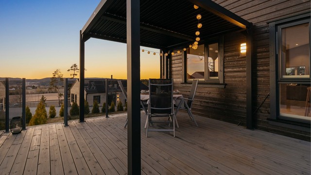 Den overbygde spiseplassen gjør at terrassen kan brukes uavhengig av været.