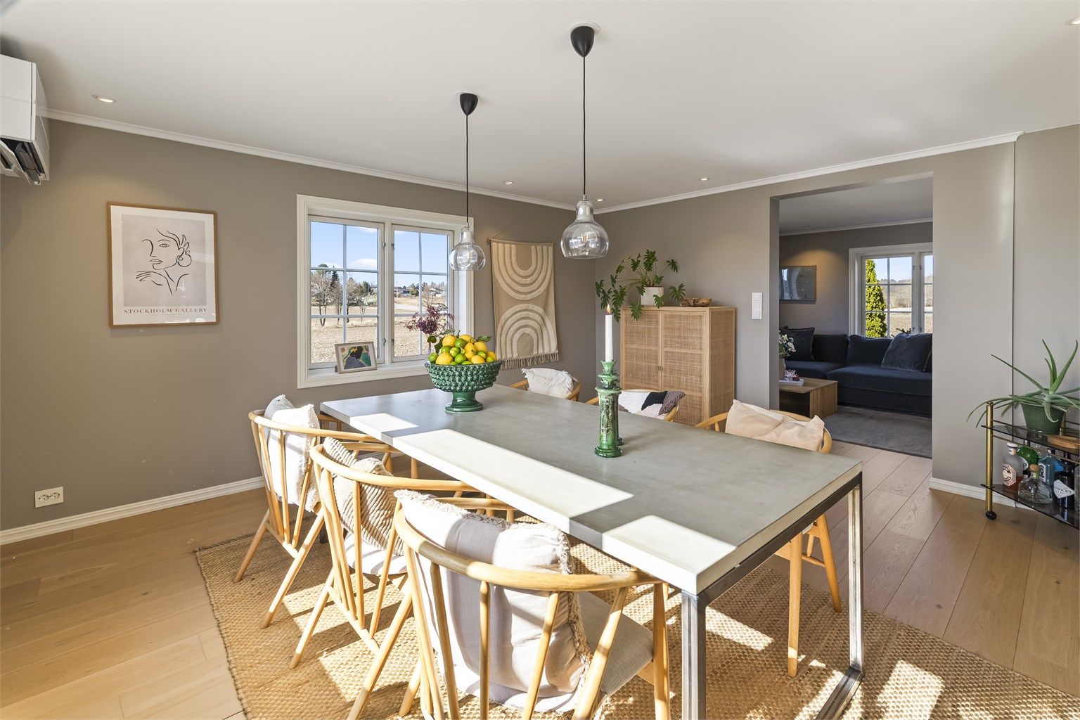 Det er en gjennomgående Weitzer eikeparkett med varmefolie i gulvet i både stue, kjøkken og spisestue.