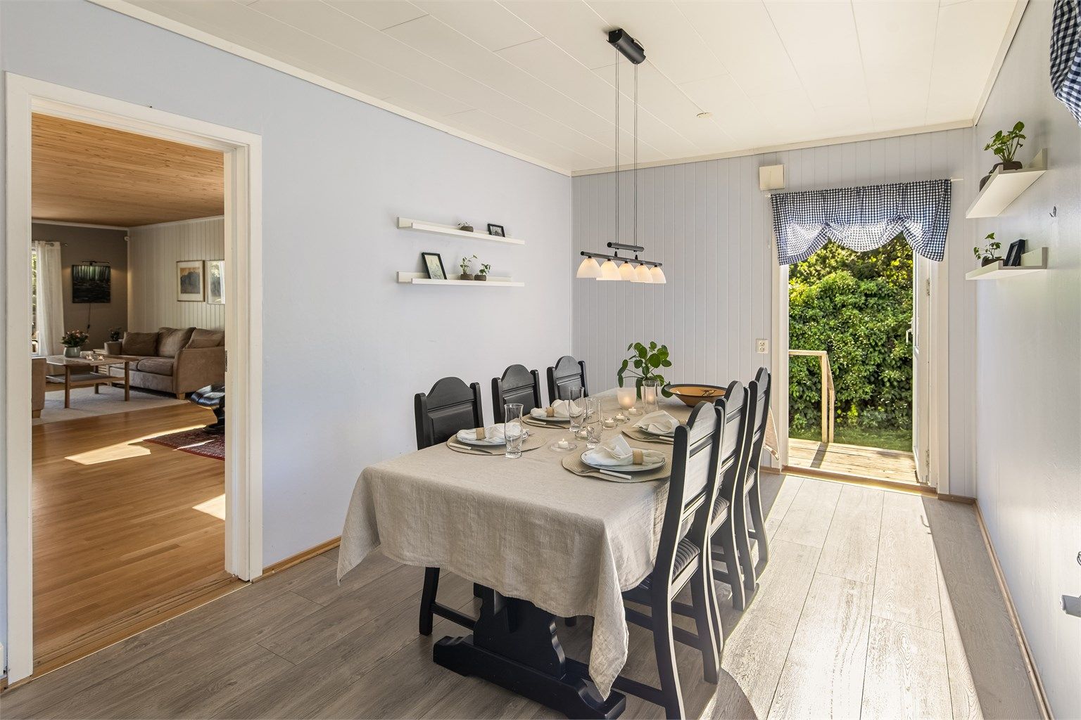 På kjøkkenet er det også god plass til et stort spisebord for hele familien.