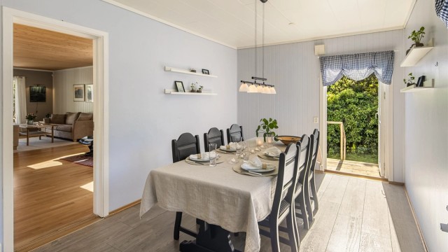 På kjøkkenet er det også god plass til et stort spisebord for hele familien.