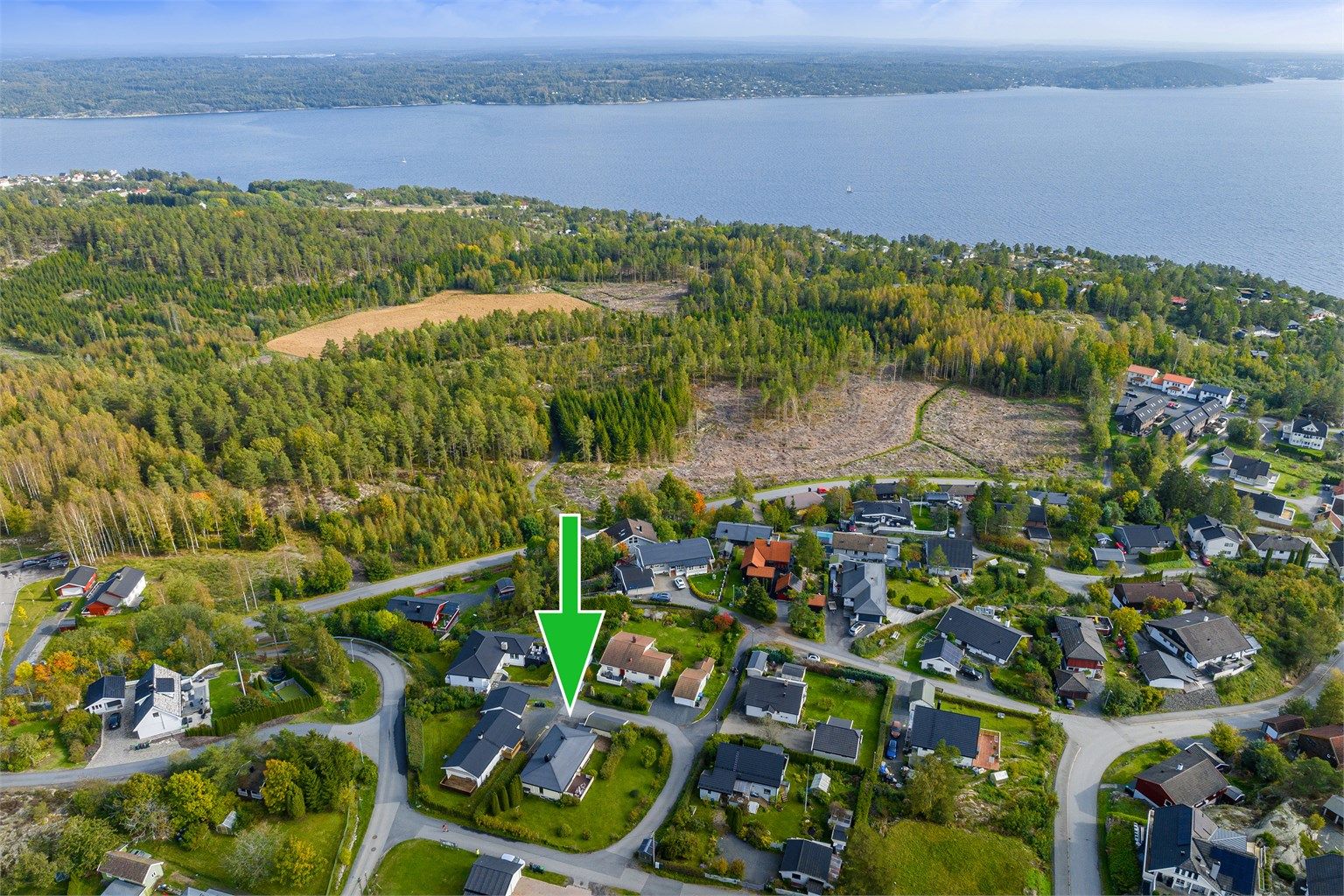 Boligen er beliggende i et barnevennlig og etablert boligområde på Filtvet