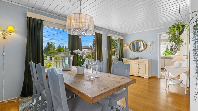 Fra spisestuen er det praktisk og direkte adkomst inn til kjøkkenet.