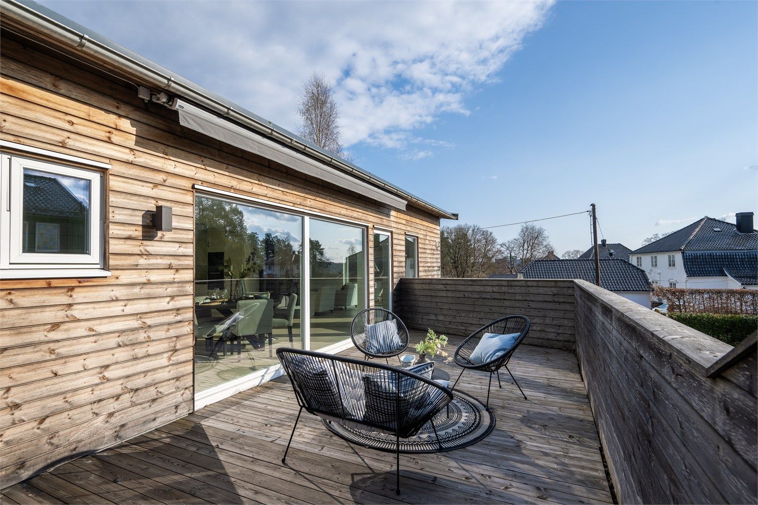 Skyvedøren i glass visker ut skillet mellom inne og ute.