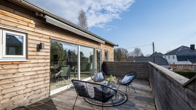 Skyvedøren i glass visker ut skillet mellom inne og ute.