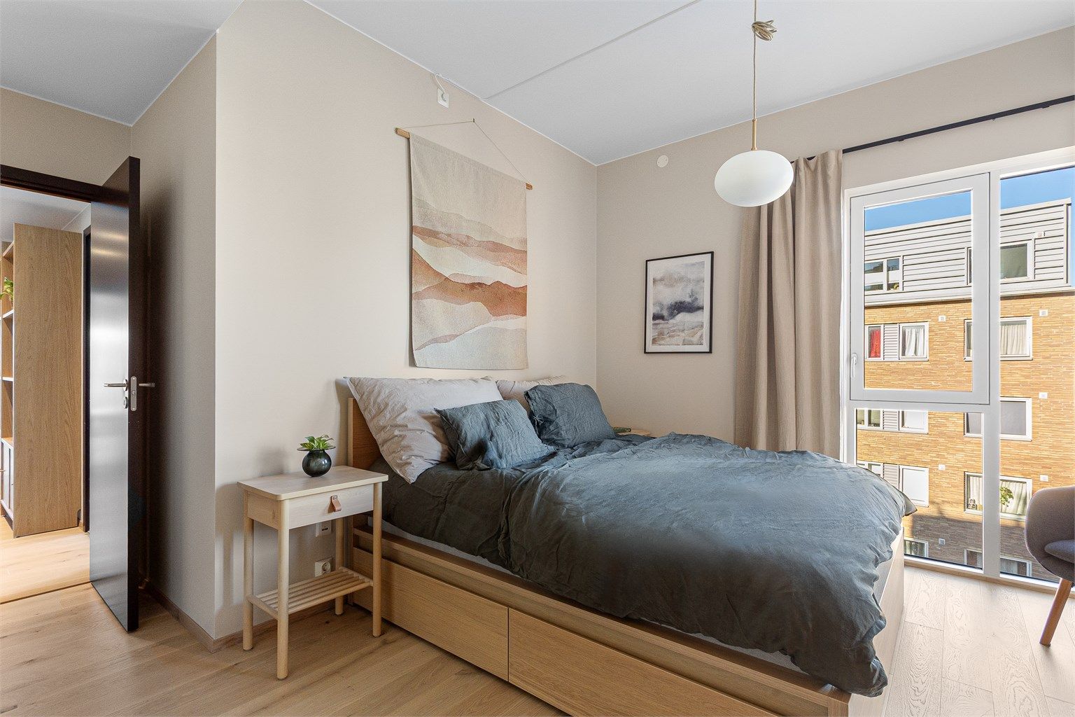 Hovedsoverommet har en god størrelse med plass til både dobbeltseng og tilhørende nattbord. 