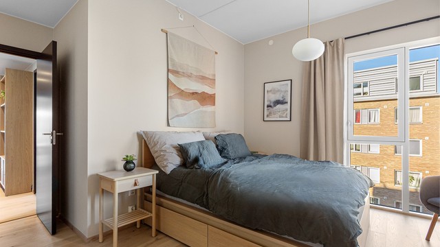 Hovedsoverommet har en god størrelse med plass til både dobbeltseng og tilhørende nattbord.