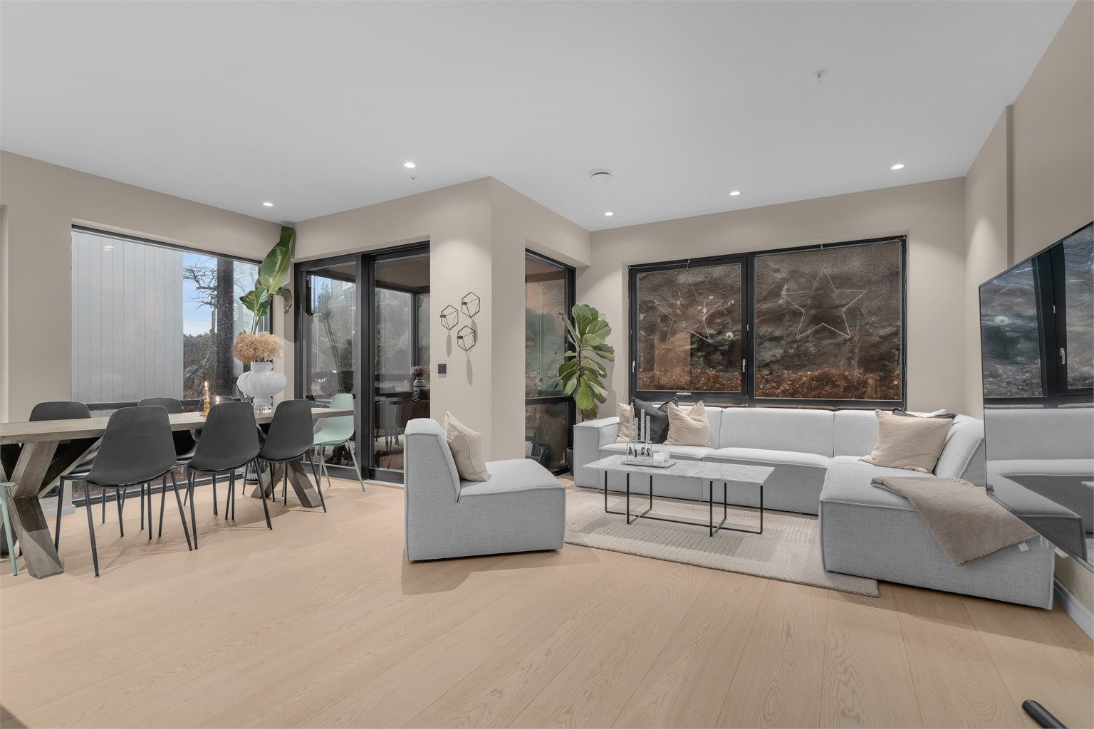 Plass til både sofa og spisegruppe, perfekt for sosiale stunder.