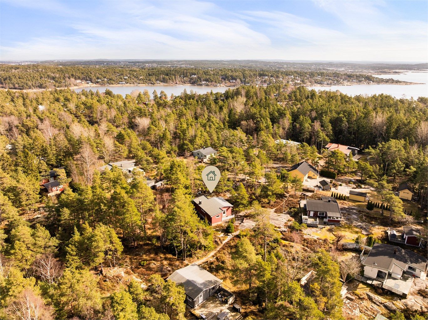 Blant veletablert fritidsbebyggelse i lysningen øverst på Stensvikfjellet ligger denne intime og rødmalte hytta fra 1970.
Fotograf; Kristoffer Kristiansen.