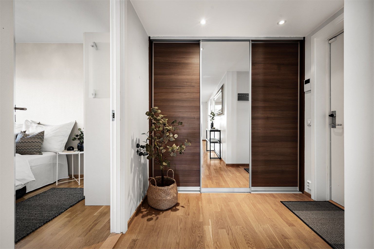 Romslig entré med en stor skyvedørsgarderobe med speilfronter, som gir rikelig med oppbevaringsplass.