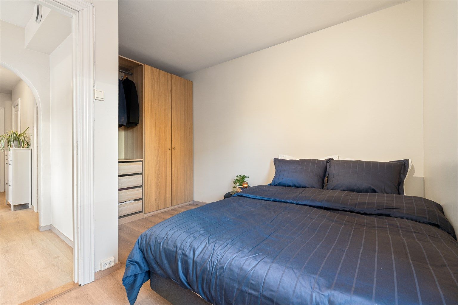 Rommet måler 10 kvm og har praktisk garderobeløsning og god utnyttelse av arealet.