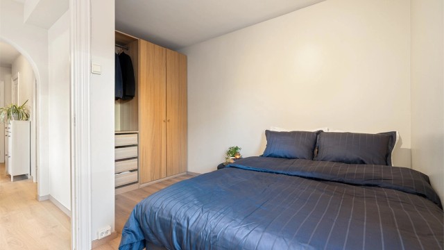 Rommet måler 10 kvm og har praktisk garderobeløsning og god utnyttelse av arealet.