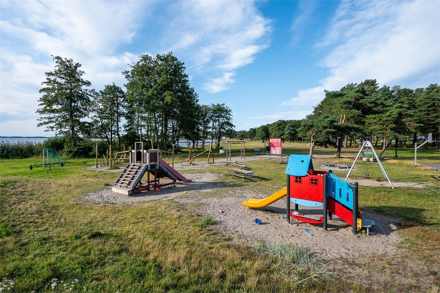 Området er barnevennlig med flere lekeplasser og kort vei til barnehage.