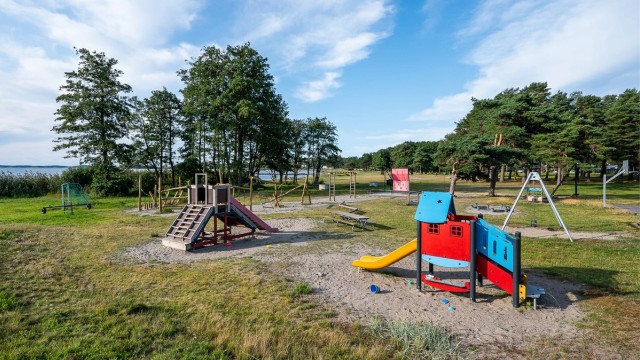 Området er barnevennlig med flere lekeplasser og kort vei til barnehage.
