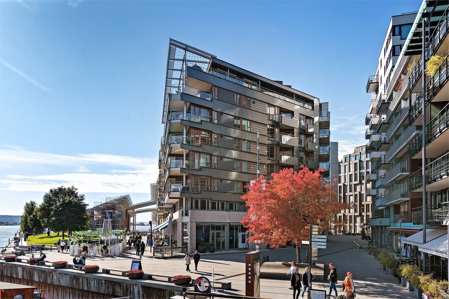 Velkommen til pent møblert 3-roms leilighet på 86 kvm i Lille Stranden 7 - Adgang plussområde med betjent resepsjon.