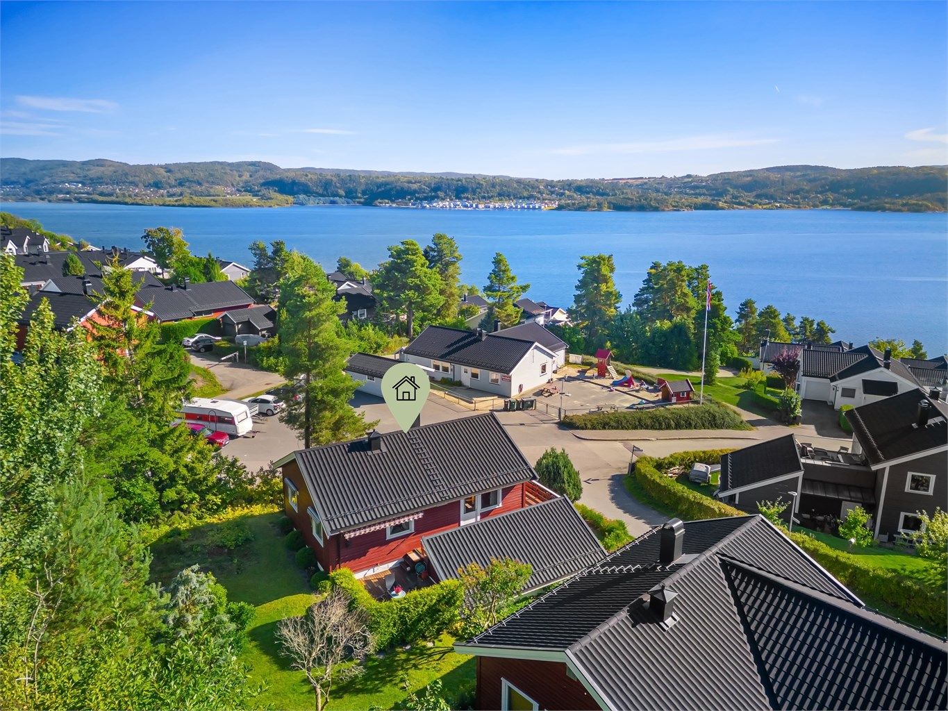 Umiddelbar nærhet til felles Grendehus som kan leies av beboere (kveld og helg), Grendehuset leies ut til en barnehage på dagtid.