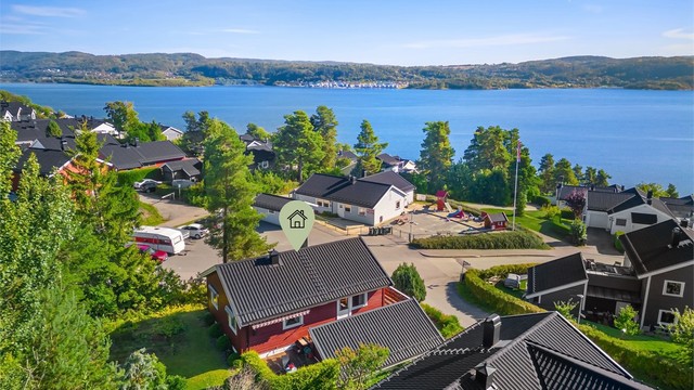 Umiddelbar nærhet til felles Grendehus som kan leies av beboere (kveld og helg), Grendehuset leies ut til en barnehage på dagtid.