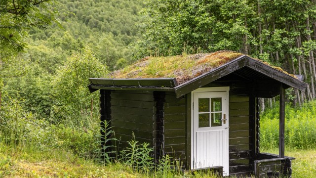 På eiendommen er det og oppført en trivelig lekehytte