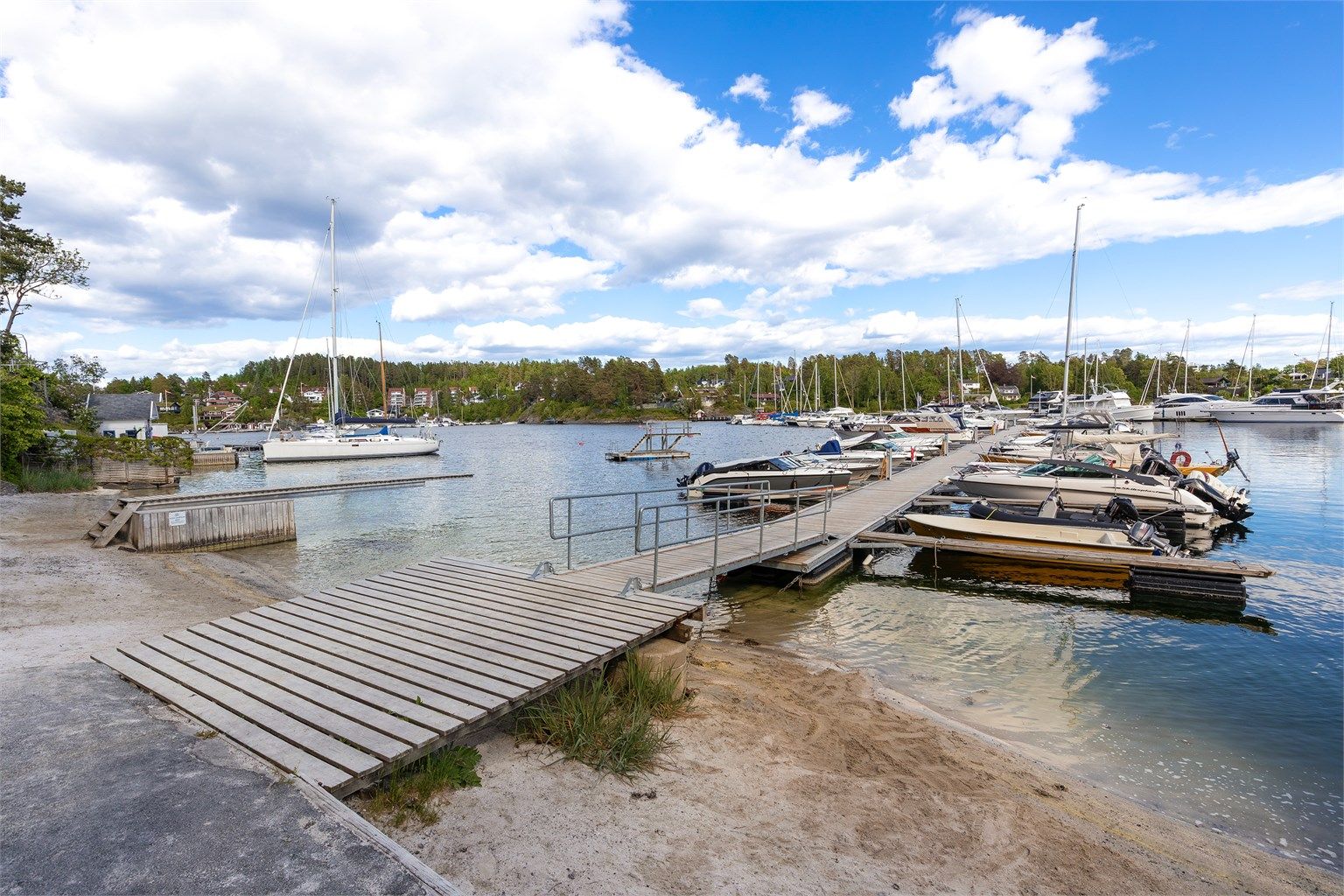 Eiendommen har rett til båtplass i Øvre Nes Vels havneanlegg. Her er det både sandstrand og badebrygger til bruk for velets medlemmer.