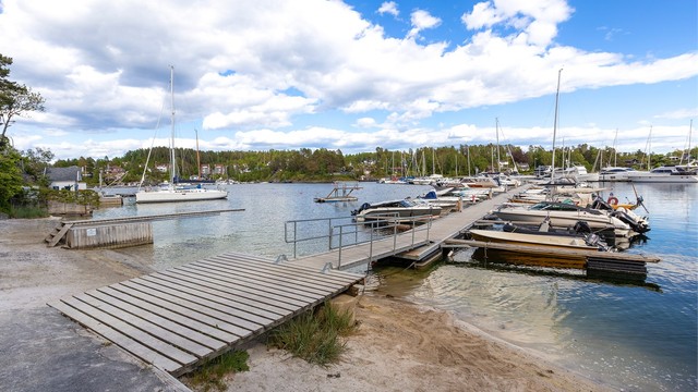 Eiendommen har rett til båtplass i Øvre Nes Vels havneanlegg. Her er det både sandstrand og badebrygger til bruk for velets medlemmer.