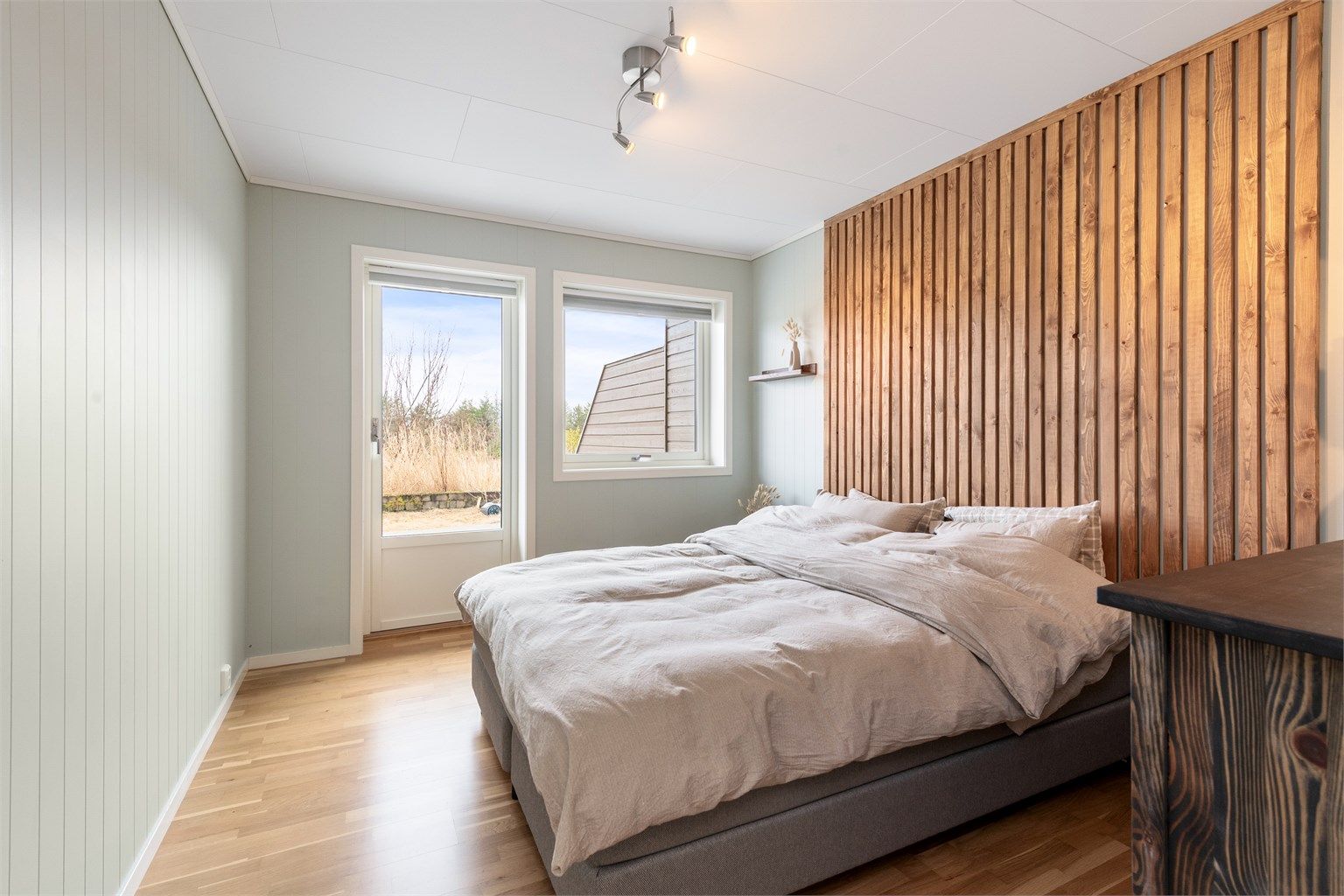 Fra soverommet er det direkte utgang til den store terrassen på 38 m².