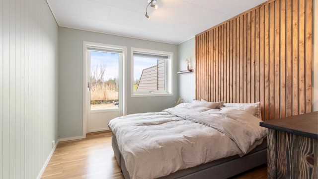 Fra soverommet er det direkte utgang til den store terrassen på 38 m².