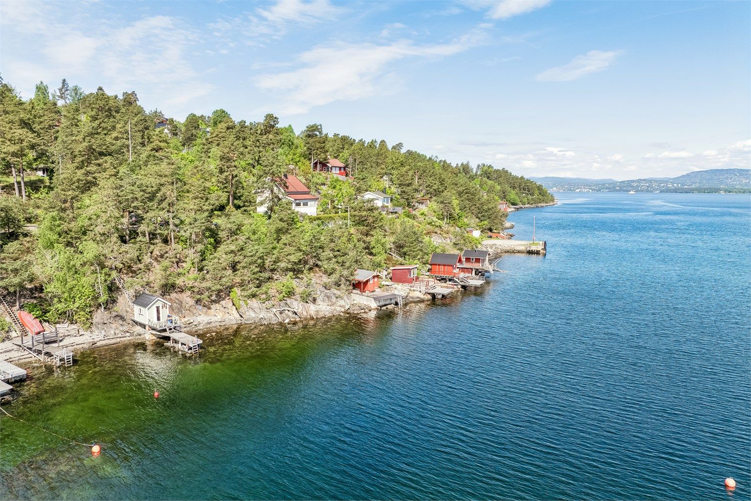 Badehuset ligger hyggelig til med god avstand til nærmeste badehus mot nord.